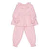 Pijama para bebé rosa com quadrados brancos feito por duas peças. A camisa tem manga comprida, gola redonda franzida e elástico nas mangas. As calças são feitas no mesmo tecido com franzido no tornozelo.