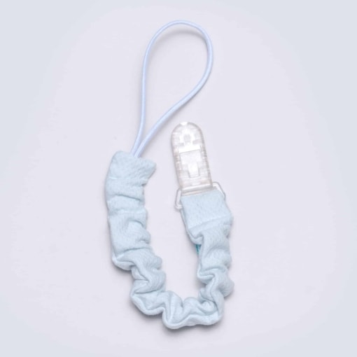 Porta chupetas para bebé em tecido piquet azul e fecho transparente.