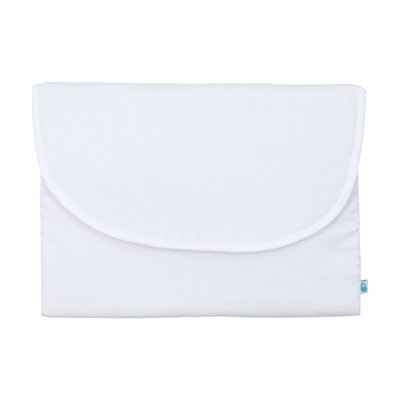 Saco primeira roupa de bebé em formato envelope. Destaques de texto salientam algumas características: 100% algodão; efeito canelado; fecha com velcro; única variação de cor em branco.