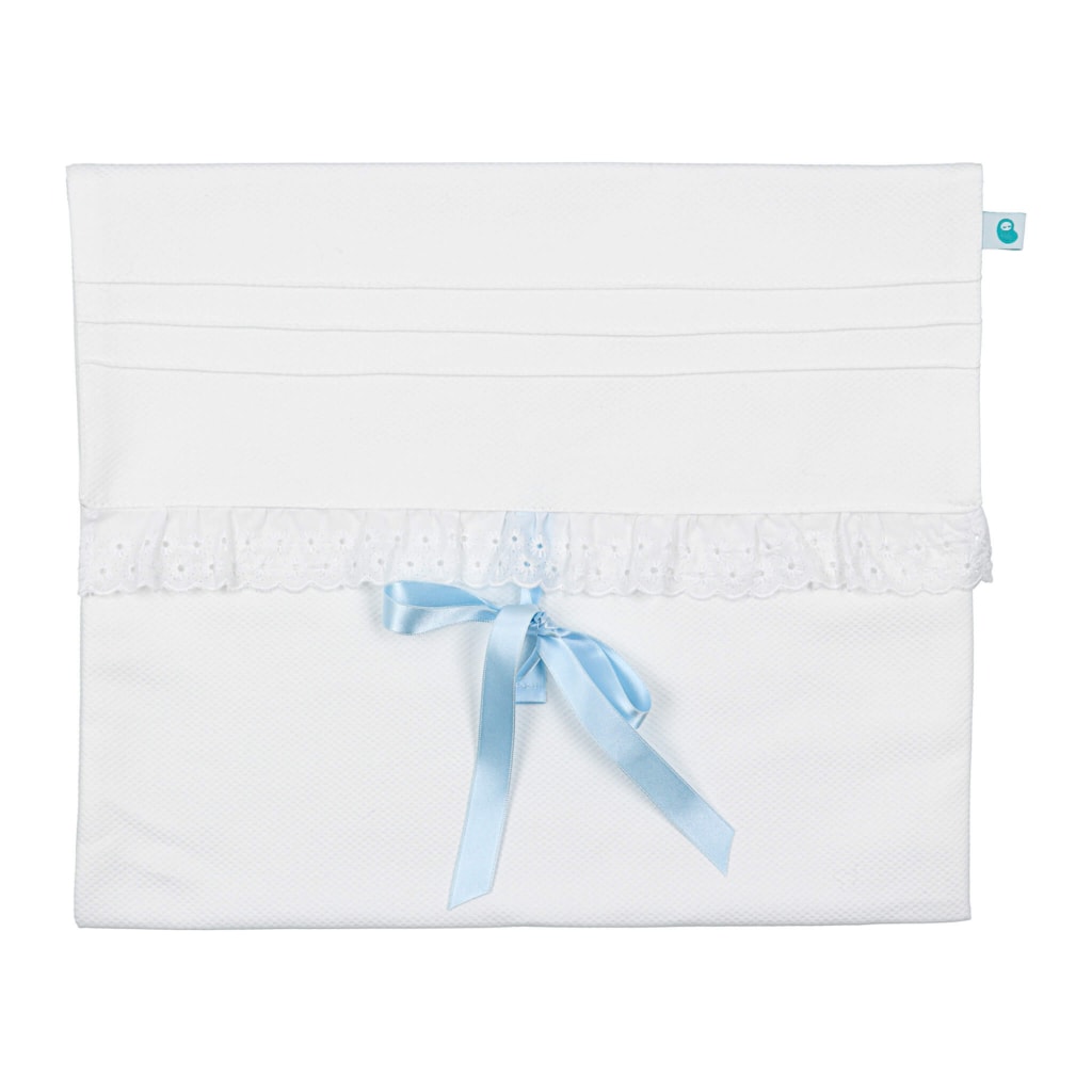 Saco de maternidade e primeira roupa em tecido piquet branco com debruado em bordado inglês e laço em cetim azul.