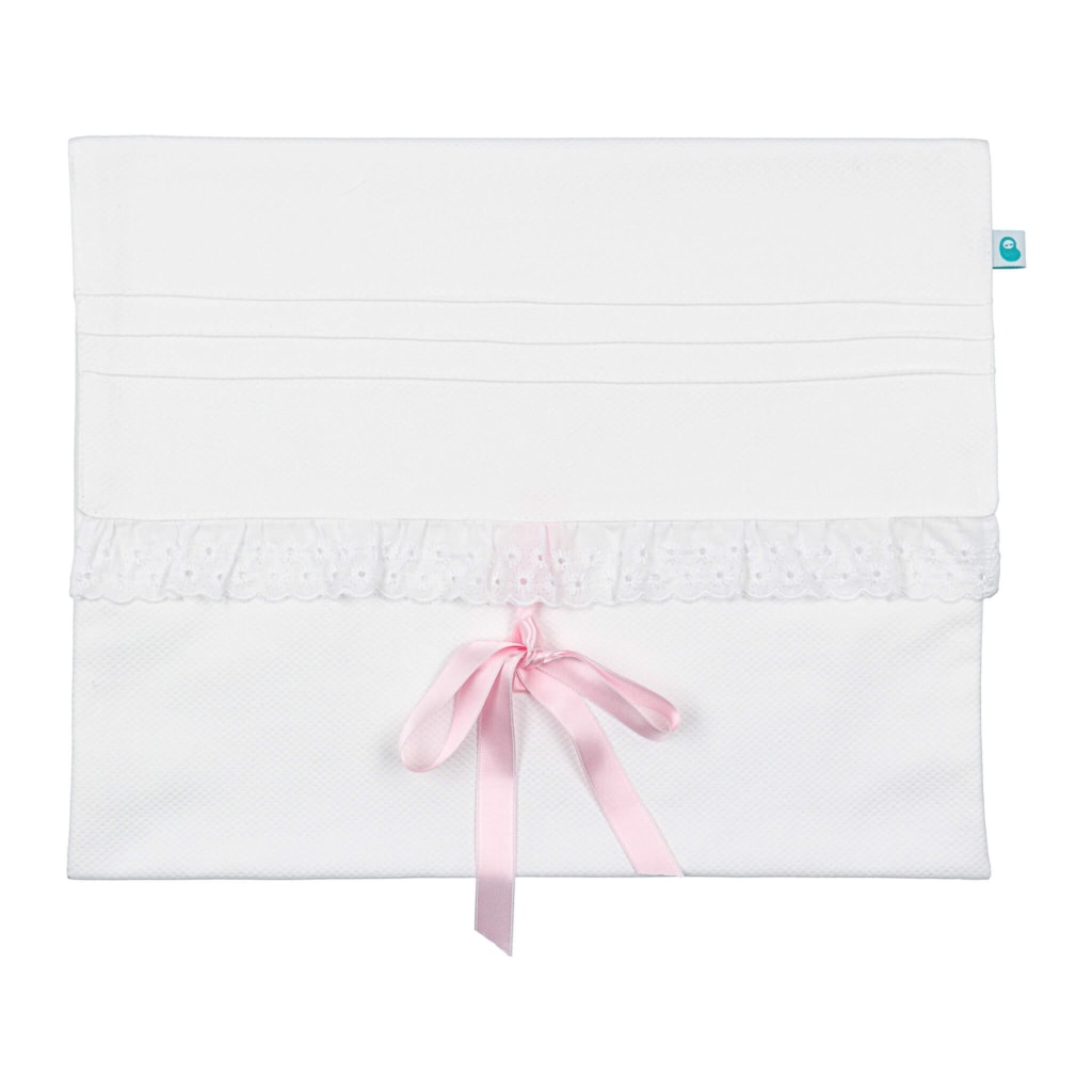 Saco de maternidade e primeira roupa em tecido piquet branco com debruado em bordado inglês e laço em cetim rosa.