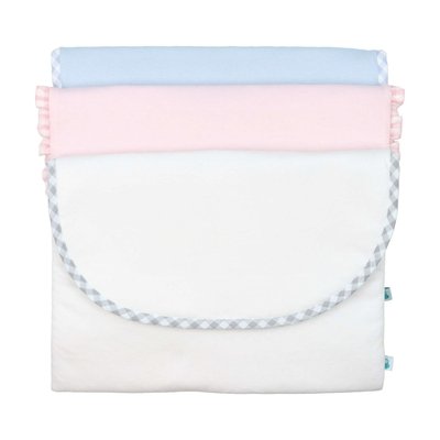 Capa do Saco Primeira Roupa para bebé em formato envelope em três variações de cores: branco com rebordo em tecido vichy cinzento e branco; azul claro com rebordo em tecido vichy azul e branco e rosa claro com rebordo em tecido vichy rosa e branco.