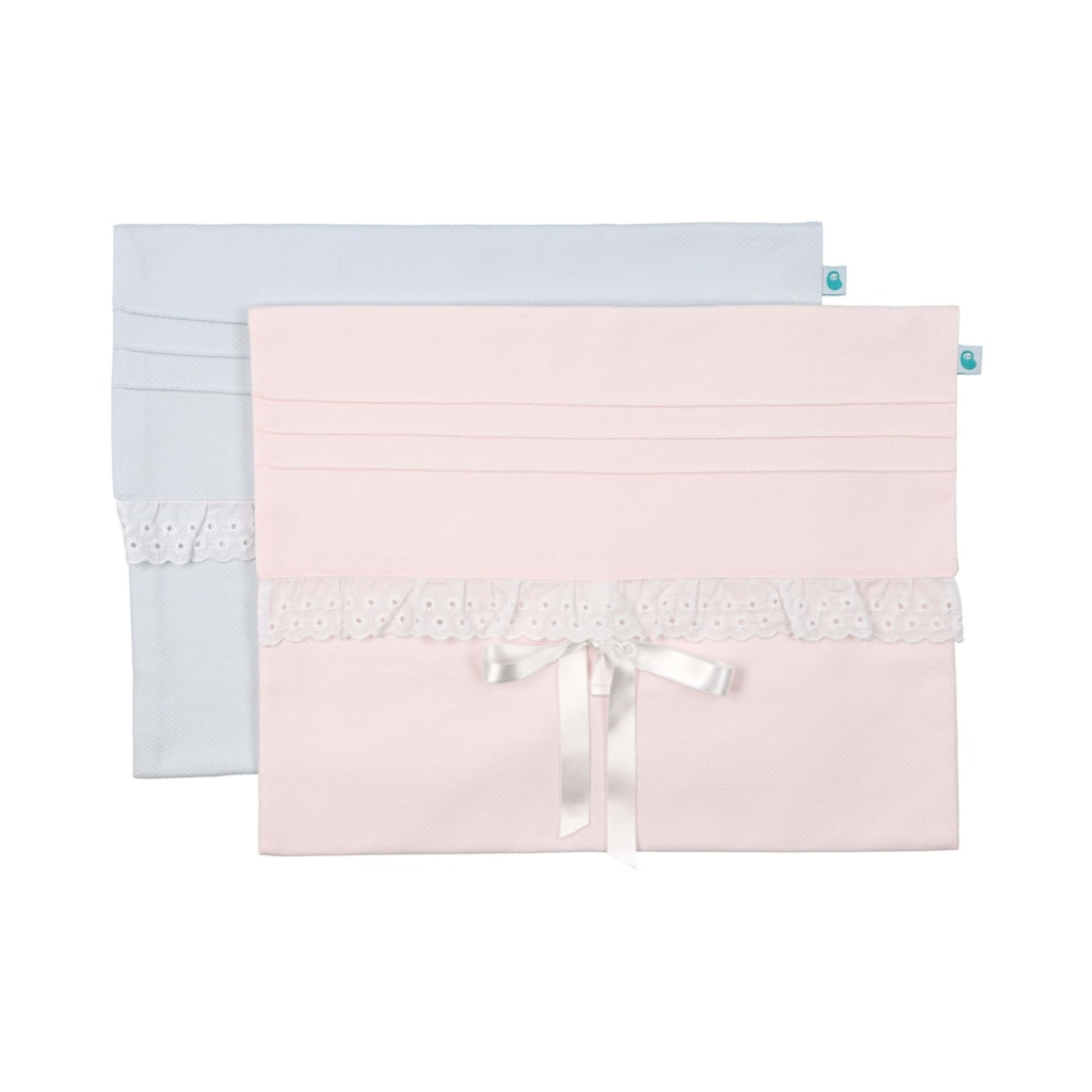 Dois modelos do Saco Primeira Roupa para bebé em formato envelope feito em tecido piquet, com detalhe de folho em bordado inglês. Aperta à frente com laço de cetim.
