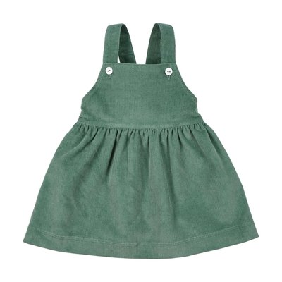 Saia de peito para bebé em bombazine verde. Destaques de texto salientam algumas características: 100% algodão; forro interior; elástico nas costas; botões nas alças que apertam na frente.