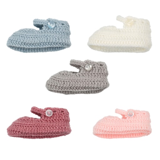 Conjunto de cinco sapatinhos de lã para recém nascido em diferentes cores.