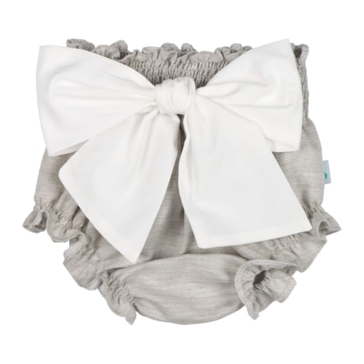 Tapa Fraldas para bebé em tecido de algodão na cor bege com um laço branco à frente. Elástico muito confortável na cintura e nas pernas.