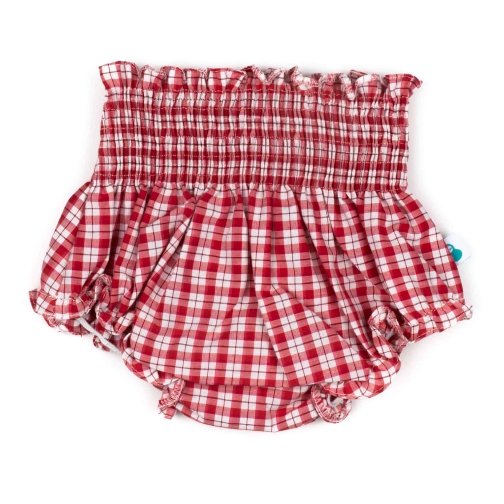 Tapa fraldas ou calções de bebé com elásticos na cintura feitos em tecido aos quadrados vermelhos e brancos.