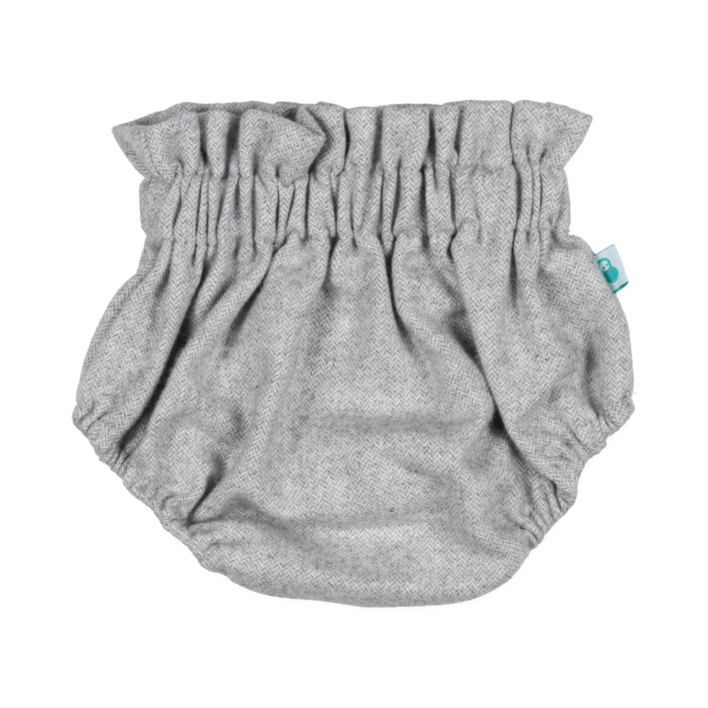 Tapa fraldas para bebé em tecido fazenda de cor cinzenta.