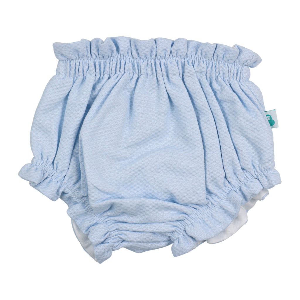Tapa fraldas do tipo calções de bebé feito em tecido piquet azul com um elástico na cintura e nas pernas.