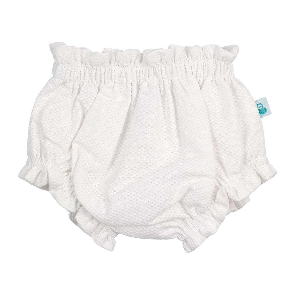 Tapa fraldas do tipo calções de bebé feito em tecido piquet branco com um elástico na cintura e nas pernas.