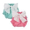 Dois tapa fraldas para bebé feitos em ganga de cor verde e outro de cor rosa os dois com um laço branco de tecido na frente.