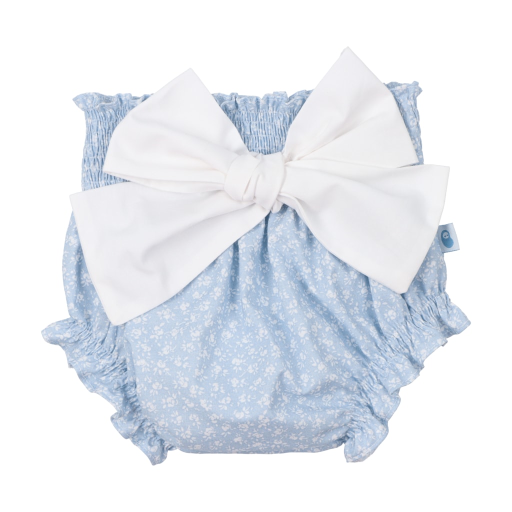 Tapa fraldas para bebé feita em tecido azul de algodão bio, com estampado floral e laço branco na frente. Têm elástico na cintura e nas pernas, muito confortável.