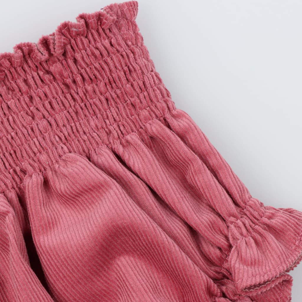 Pormenor tapa-fraldas para bebé em bombazine cor de rosa.