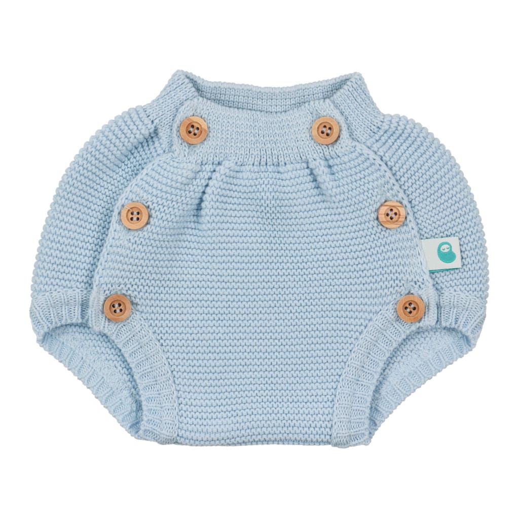 Tapa fraldas de bebé azul claro em malha com botões de madeira.