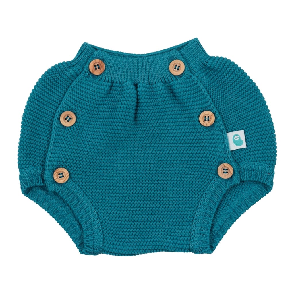 Tapa fraldas de bebé azul petróleo em malha com botões de madeira.