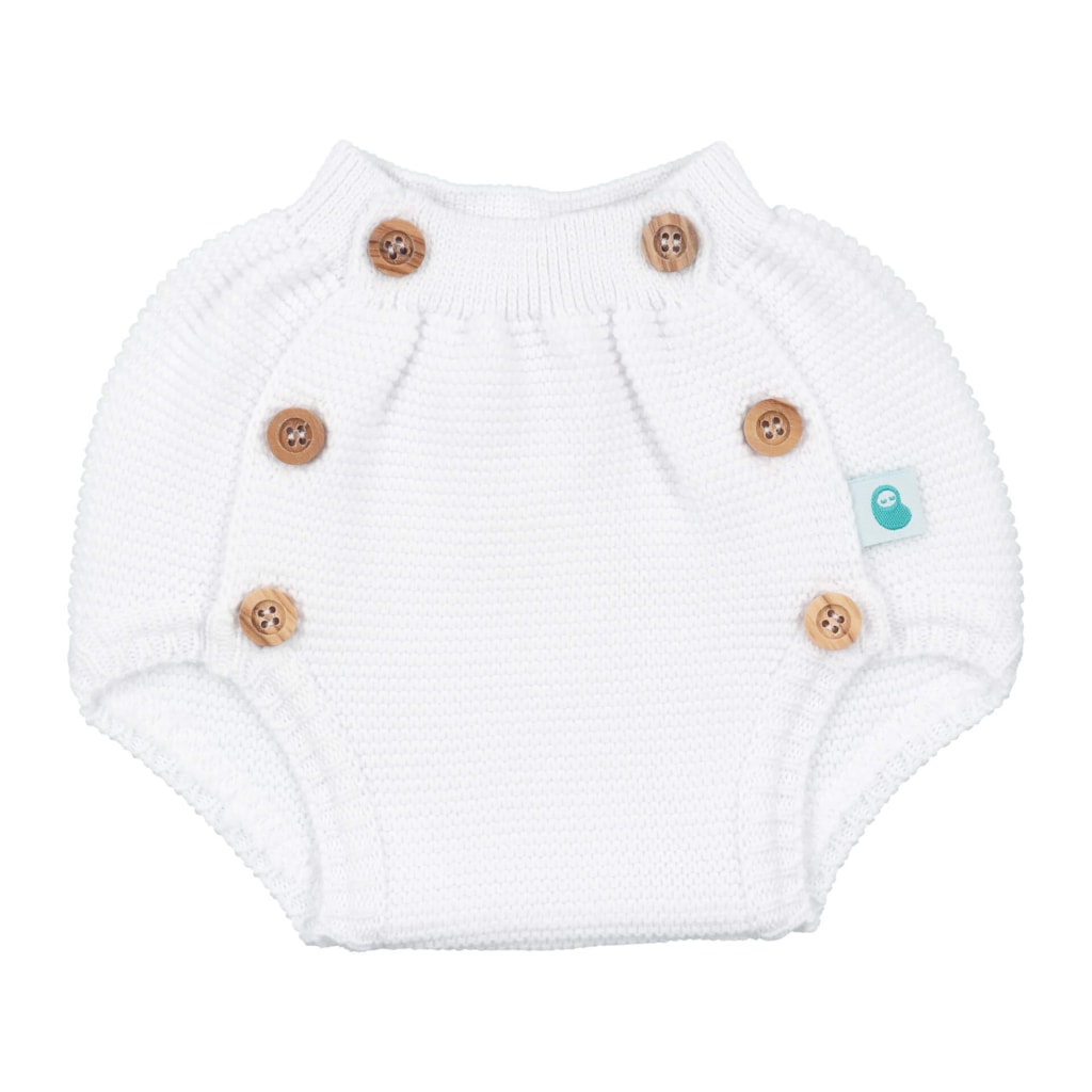 Tapa fraldas de bebé branco em malha com botões de madeira.