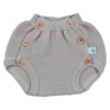 Tapa fraldas de bebé cinzento em malha com botões de madeira.