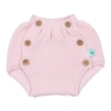 Tapa fraldas de bebé rosa claro em malha com botões de madeira.