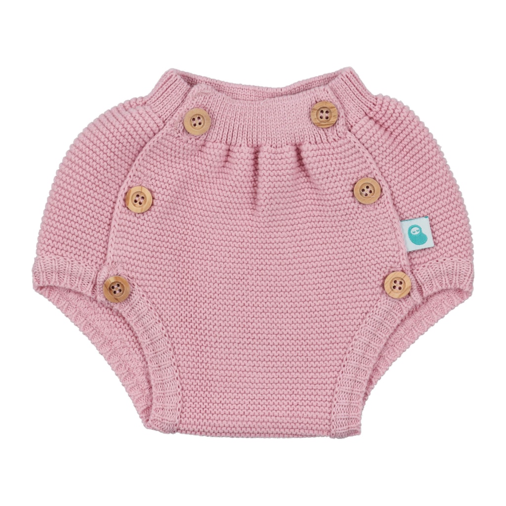 Tapa fraldas de bebé rosa velho em malha com botões de madeira.