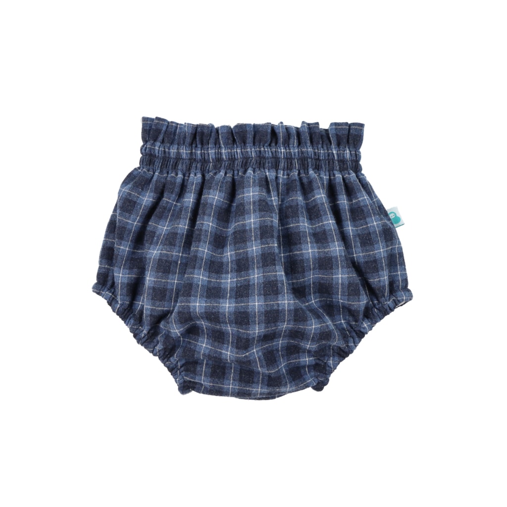 Tapa fraldas para bebé em tecido vaiela muito macia e ligeiramente cardada, ao xadrez em diferentes tons de azul com detalhes em branco. Tem forro interior em tecido branco de algodão e elásticos muito confortáveis na cintura e no entrepernas.