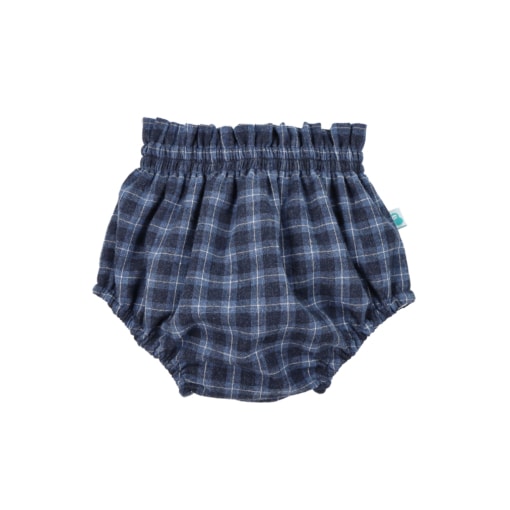 Tapa fraldas para bebé em tecido vaiela muito macia e ligeiramente cardada, ao xadrez em diferentes tons de azul com detalhes em branco. Tem forro interior em tecido branco de algodão e elásticos muito confortáveis na cintura e no entrepernas.