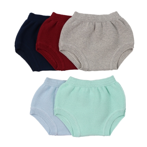 Tapa fraldas em tricot 100% algodão. Disponível em cinco cores (Azul Claro, Azul Marinho, Bordeaux, Cinzento e Verde água). Simples e versátil! Vista de todas as cores disponíveis.