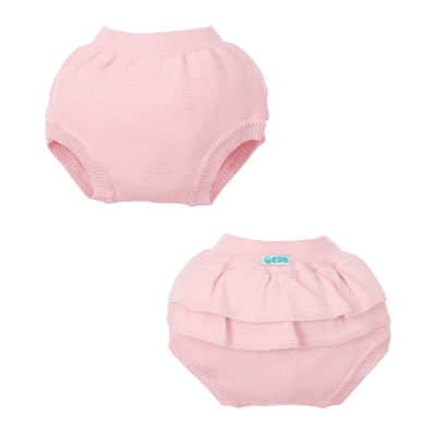 Vista de frente e costas do tapa fraldas para bebé tricotado rosa feito em algodão, com elasticidade na cintura e nas pernas. Atrás tem dois folhinhos também tricotados.