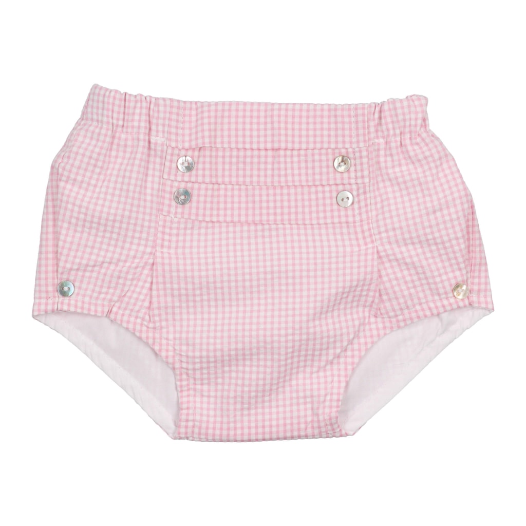 Tapa Fraldas para bebé em tecido de padrão vichy rosa, com forro interior. Tem quatro botões de madrepérola à frente e dois botões ao lado, todos eles sem função, apenas estéticos. Elástico muito confortável na cintura.
