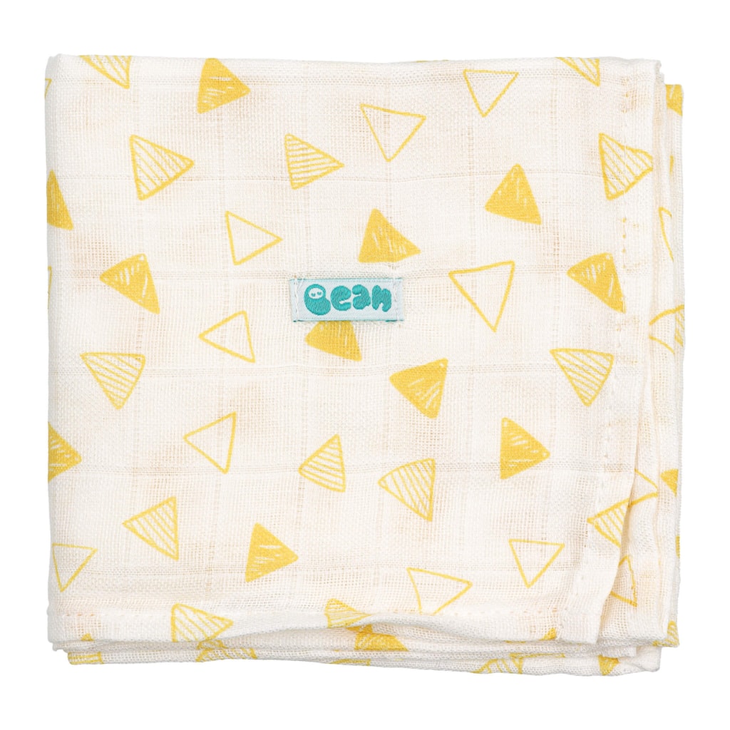Fralda de pano para bebé branca com triângulos amarelos. Feita em algodão.