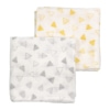 Conjunto de duas fraldas de pano para bebé com padrão de triângulos.