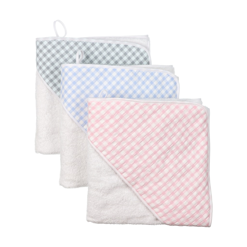 Toalha de banho em turco algodão (380g/m2), com capuz vichy muito prático para proteger a cabeça e os ouvidos do bebé enquanto está molhado. Vista das três cores - cinzento, rosa e azul - de frente, sem fundo.