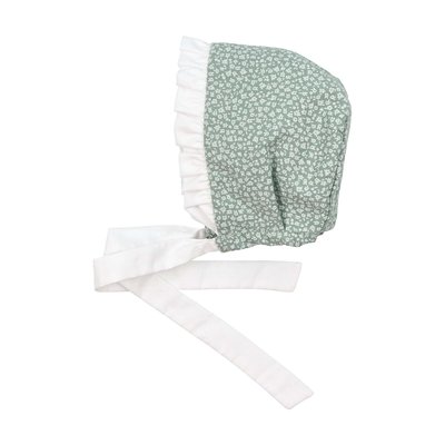 Touca para bebé em tecido verde com padrão às flores brancas. Destaques de texto salientam algumas características: 100% algodão orgânico; forro interior; fita de apertar no queixo; elástico na nuca.