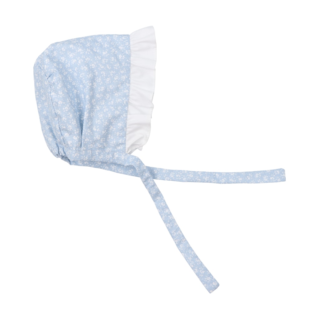 Touca para bebé em tecido de algodão azul com flores brancas e um folho branco. Aperta com duas fitas no mesmo tecido.