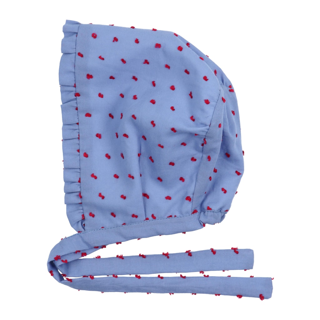 Touca para bebé feita em tecido de algodão azul plumeti com pintas vermelhas.
