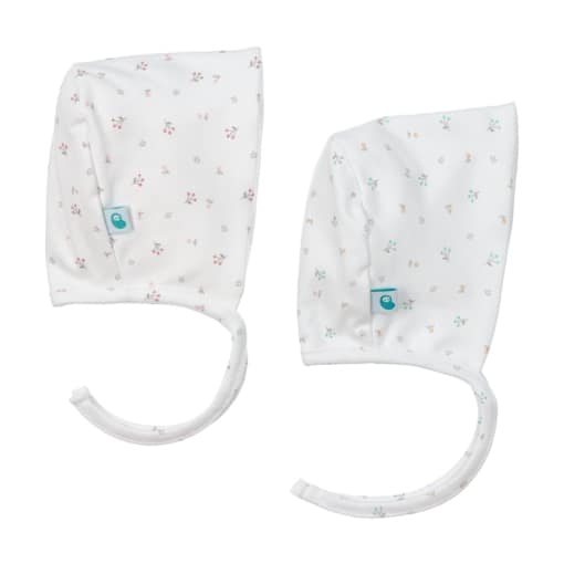Dois modelos da touca para bebé feita em malha de algodão com padrão floral e forro branco. Aperta com fita na frente.