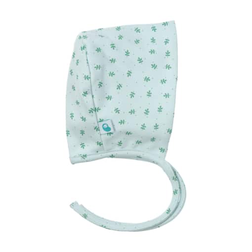Touca para bebé feita em malha com padrão floral verde e forro branco, aperta com fita na frente.
