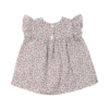 Vista de costas de um vestido para bebé de manga curta feito em tecido de algodão com estampado de flores. Tem folhos nas mangas. 