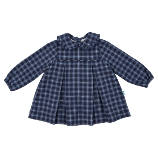 Vestido para bebé em vaiela muito macia e ligeiramente cardada, ao xadrez em diferentes tons de azul com detalhes em branco. Tem gola bebé com folhinho a toda a volta, vivo no peito e duas pregas na frente. Aperta nas costas com dois botões de massa brancos. Forro em tecido e elástico nos punhos.