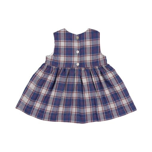 Vista de costas de vestido de bebé feito em tecido xadrez azul e franzido na saia.