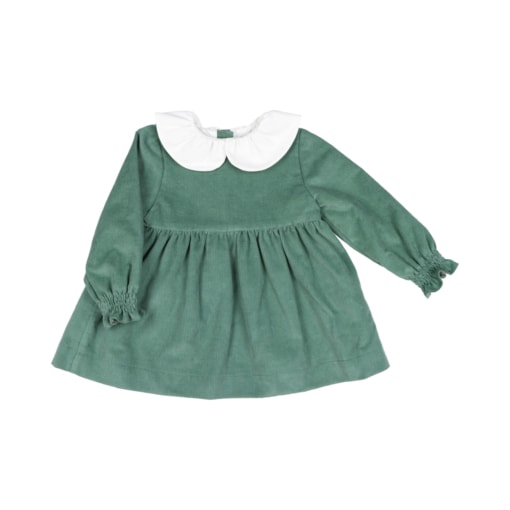 Vestido para bebé com as mangas compridas feito em bombazine verde com a gola em tecido branco. É feito em 100% algodão, tem forro interior, aperta atrás com 3 botões madrepérola e as mangas são com punho franzido.