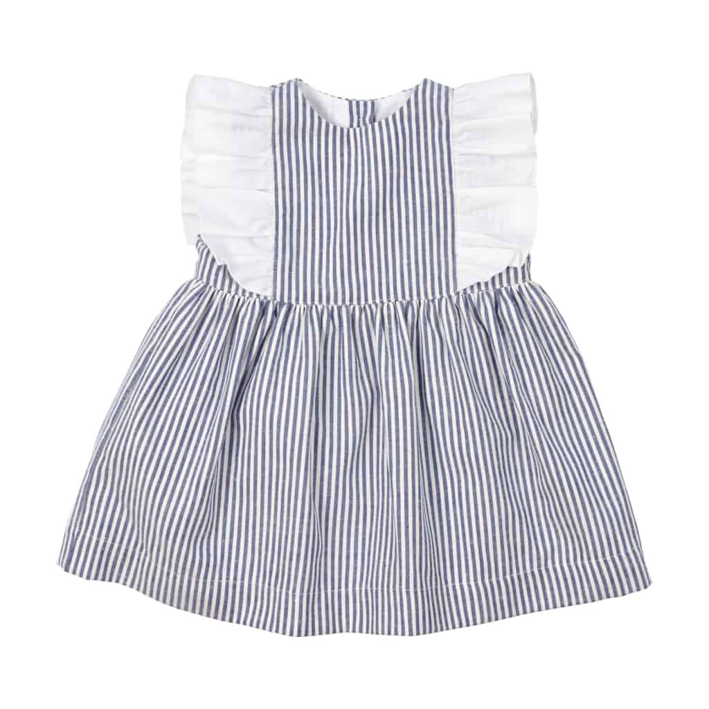 Vestido para bebé com riscas azuis feito em tecido com forro interior, três botões de massa branca nas costas e mangas cavas com folho em tecido branco no peito, ombros e costas.