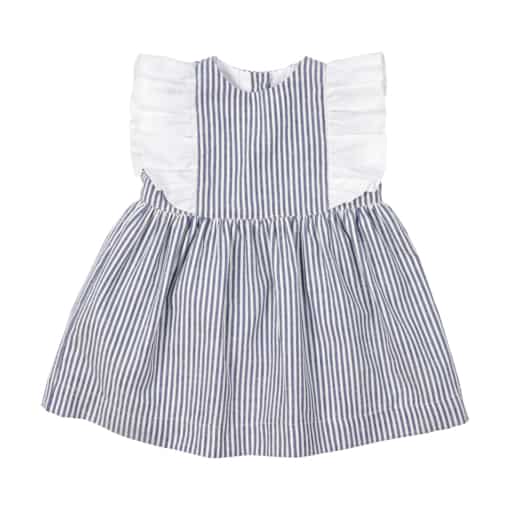 Vestido para bebé com riscas azuis feito em tecido com forro interior, três botões de massa branca nas costas e mangas cavas com folho em tecido branco no peito, ombros e costas.