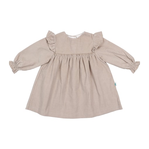 Vestido em tecido bombazine bege com forro interior 100% algodão. Aperta nas costas com 3 botões de massa branco e as mangas são com punho franzido. Nos ombros tem um folho de cada lado e outro à volta de todo o vestido. Tem decote redondo.