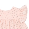 Vista de pormenor da gola e dos folhos das alças de um vestido para menina bebé feito em tecido de algodão rosa com um padrão de flores.
